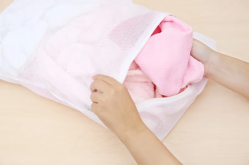 Sử dụng túi giặt và máy lọc không khí màng HEPA giúp giảm thiểu tối đa bụi mịn dệt may trong nhà.