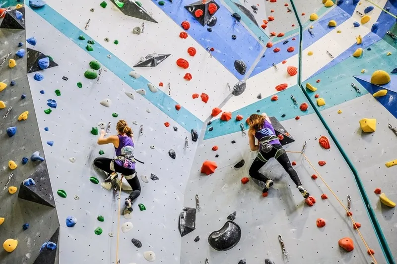 Người chơi chinh phục vách đá ở hình thức Bouldering không dây bảo hiểm với đệm mút an toàn.
