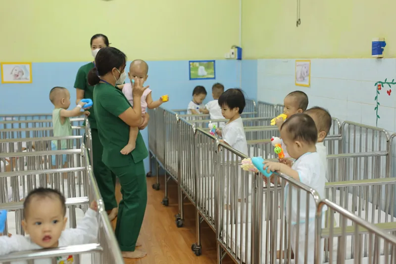 Sự thương yêu và trách nhiệm của cha mẹ nuôi là nền tảng giúp trẻ phát triển toàn diện.