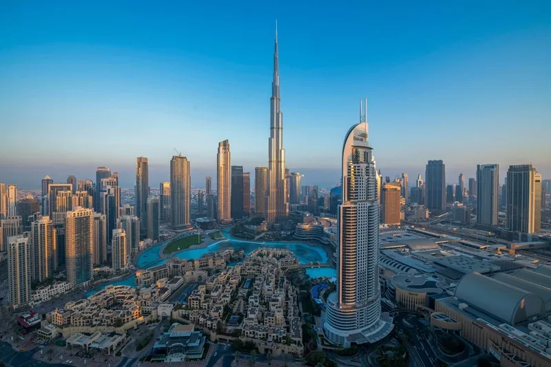 Tòa nhà cao nhất thế giới Burj Khalifa vươn cao 828m rực rỡ giữa trung tâm Dubai.